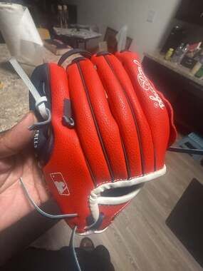 Red Rawlings Players Series RH Pitcher's Baseball Glove 9" never used my son jus